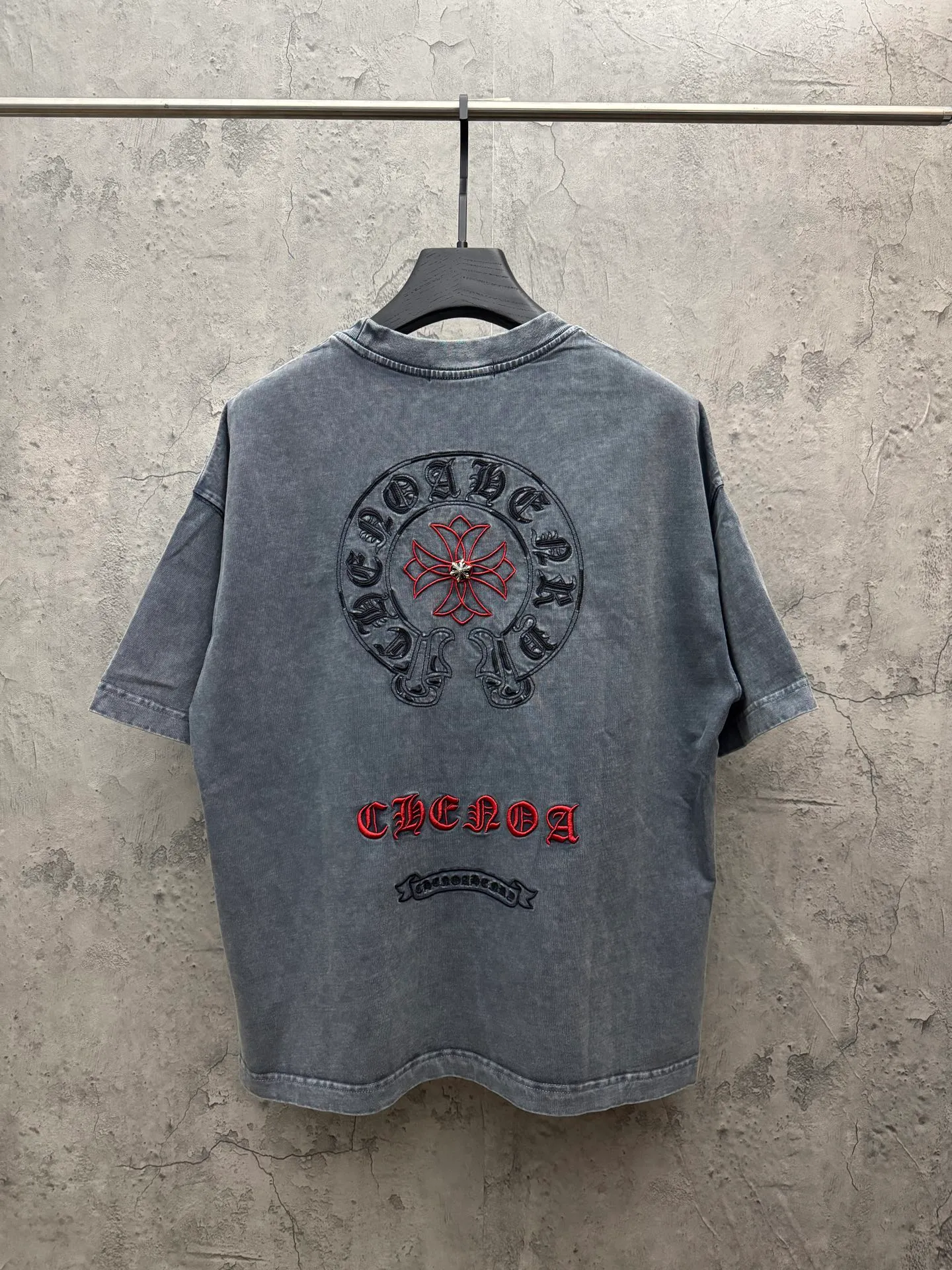 P230 top version, real shot without P, ​​different from market currency) 𝗖𝗵𝗿𝗼𝗺𝗲 𝗛𝗲𝗮𝗿𝘁𝘀/Cro Heart 2026 Spring New Original Single Counter American Washed 3D Three-dimensional Embroidered Couple Short Sleeves 👑The highest version! Customized fabric 320 grams, washed and fried. Best-selling model at the counter. Very comfortable to wear. Accessories: Original molded and authenticated collar label➕100% silk wash label. Genuine purchase-grade original hangtag➕matching hanging rope➕3D hanging beads➕original packaging bag. Craftsmanship: The original version has consistent wiring! The highest version of the armhole matching technique! Color: Gray Black Size: S M L XL Style No.: 6608